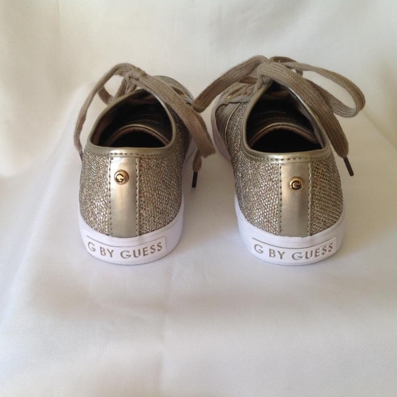 💲SALE💲 Host Pick!!  Guess Gold Quilted Lace Up Backer Sneakers Sz 8.5 - Picture 3 of 8